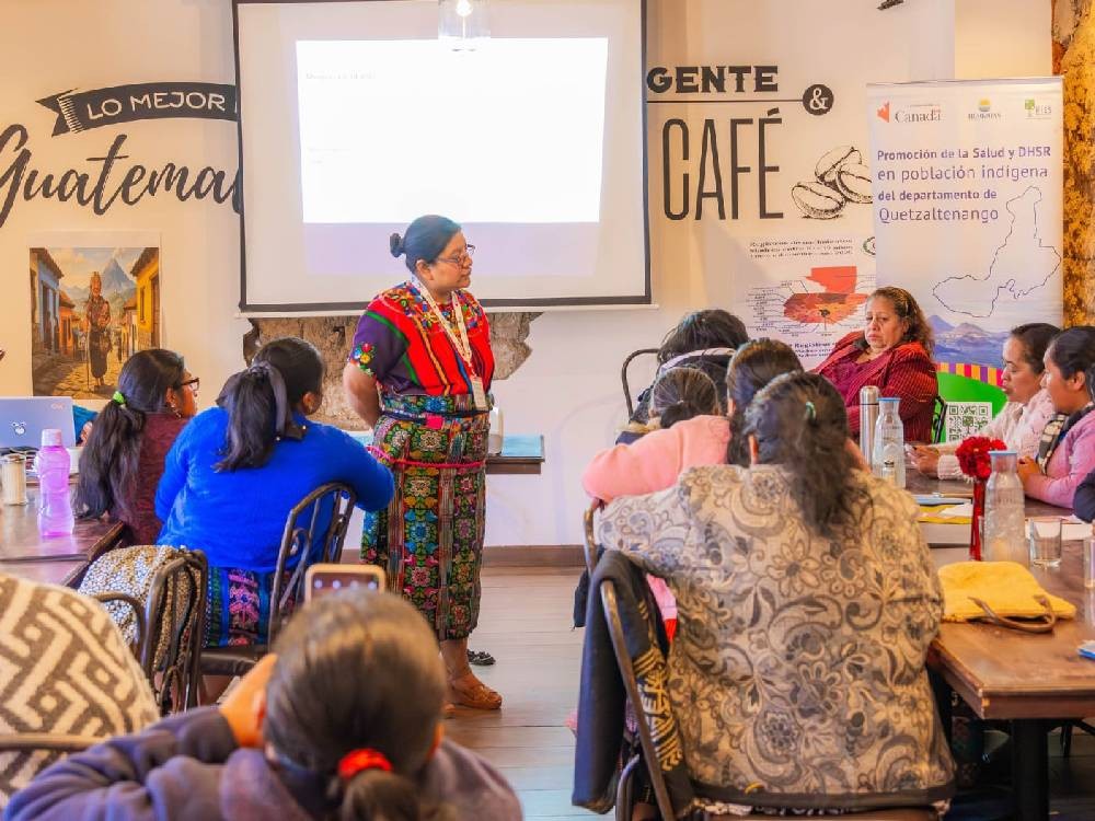 Intercambio de conocimientos con comadronas fortalece la salud materna con pertinencia cultural en comunidades de Quetzaltenango