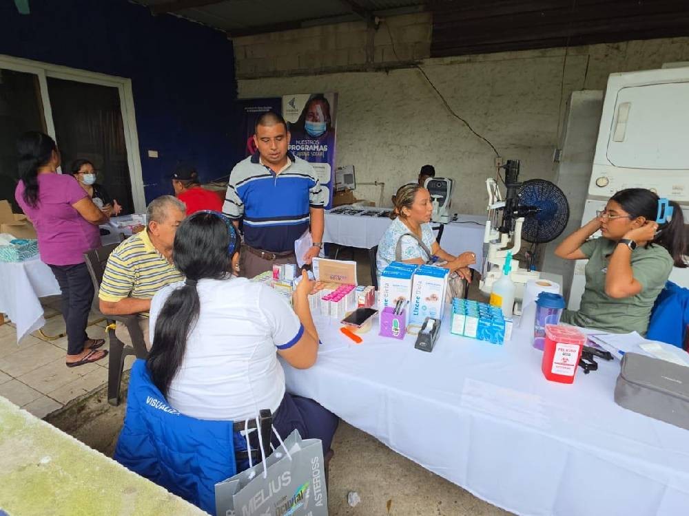 Jornada médica y entrega de víveres beneficia a familias del Cantón San Bartolo en Mazatenango
