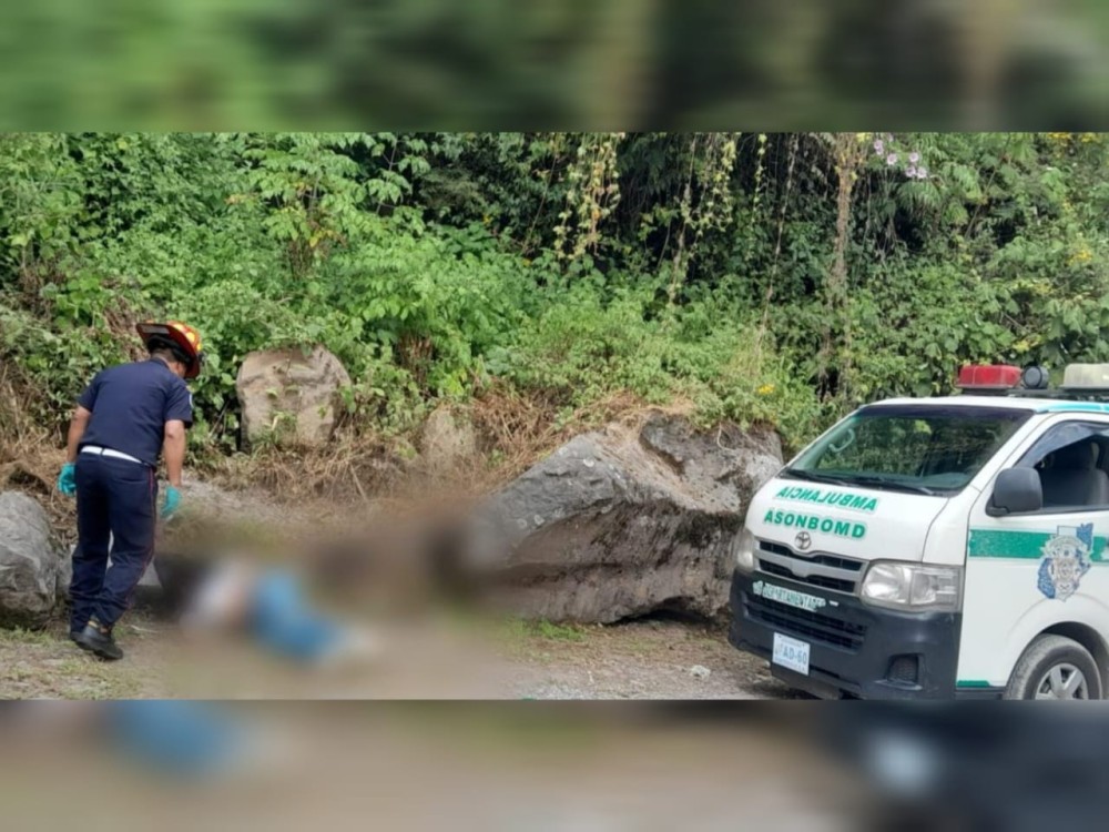 Joven de 15 años, en estado de gestación, es encontrada tendida en la vía pública y bomberos la trasladan al Hospital Regional