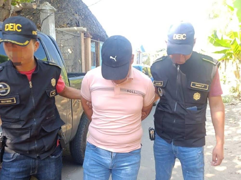 Joven es detenido por posesión de material fotográfico de menores de edad