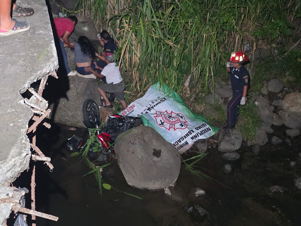 Joven motociclista muere tras caer a un río en Cuyotenango