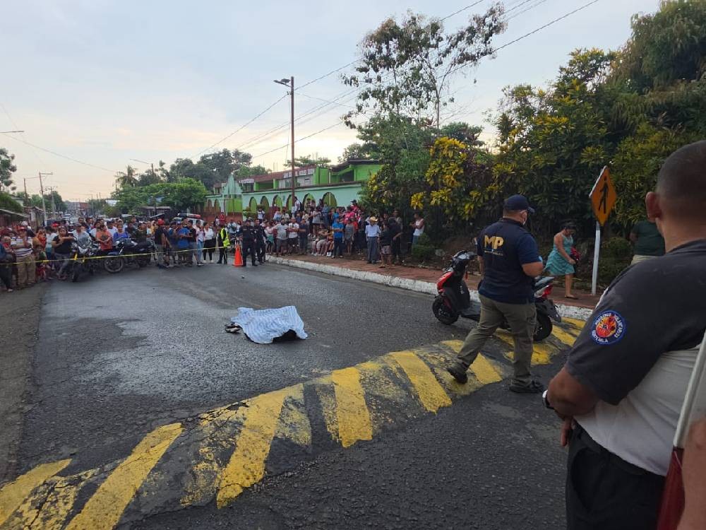 Joven motorista fallece tras colisionar con un camión de carga