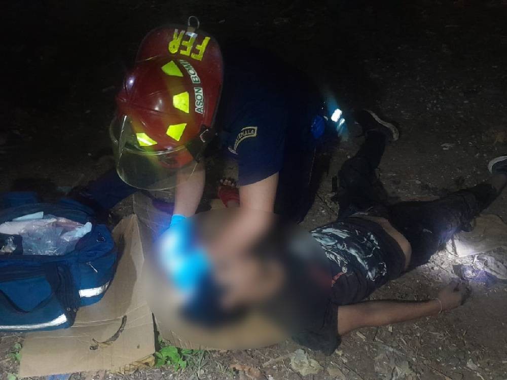 Joven se salva de morir tras caer a un barranco 