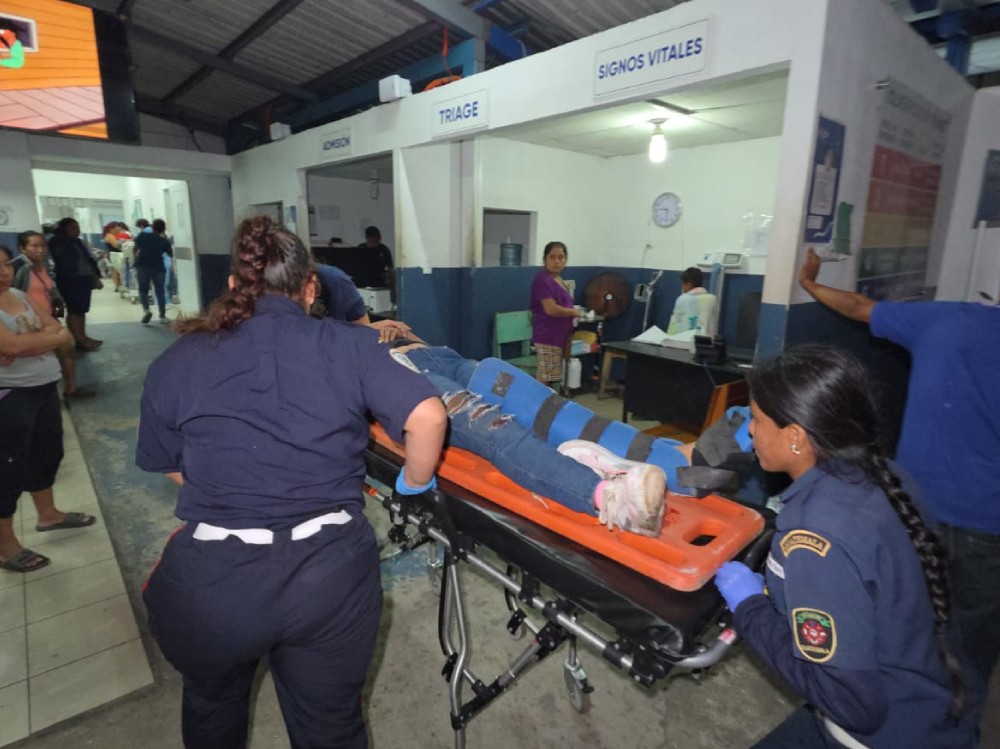 Joven sobrevive tras ser embestida por tráiler en Cuyotenango; conductor huyó del lugar