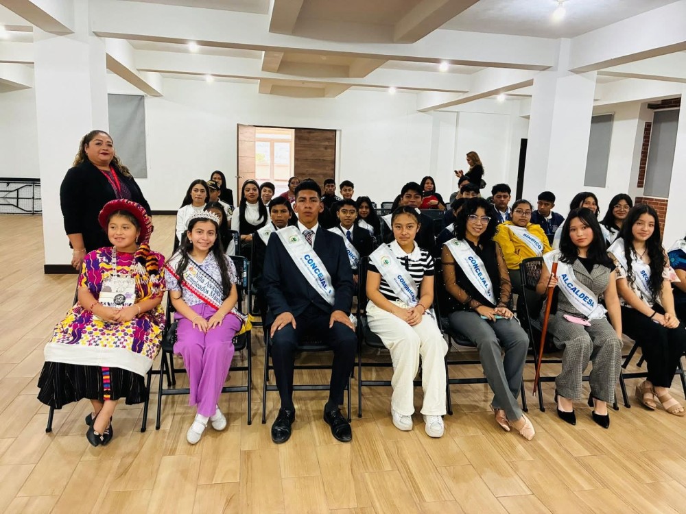 Jóvenes de Quetzaltenango realizan visita formativa al Consulado de México