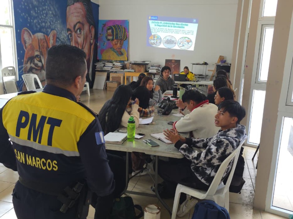 Jóvenes del Servicio Cívico reciben capacitación en educación vial para apoyar a la PMT de San Marcos
