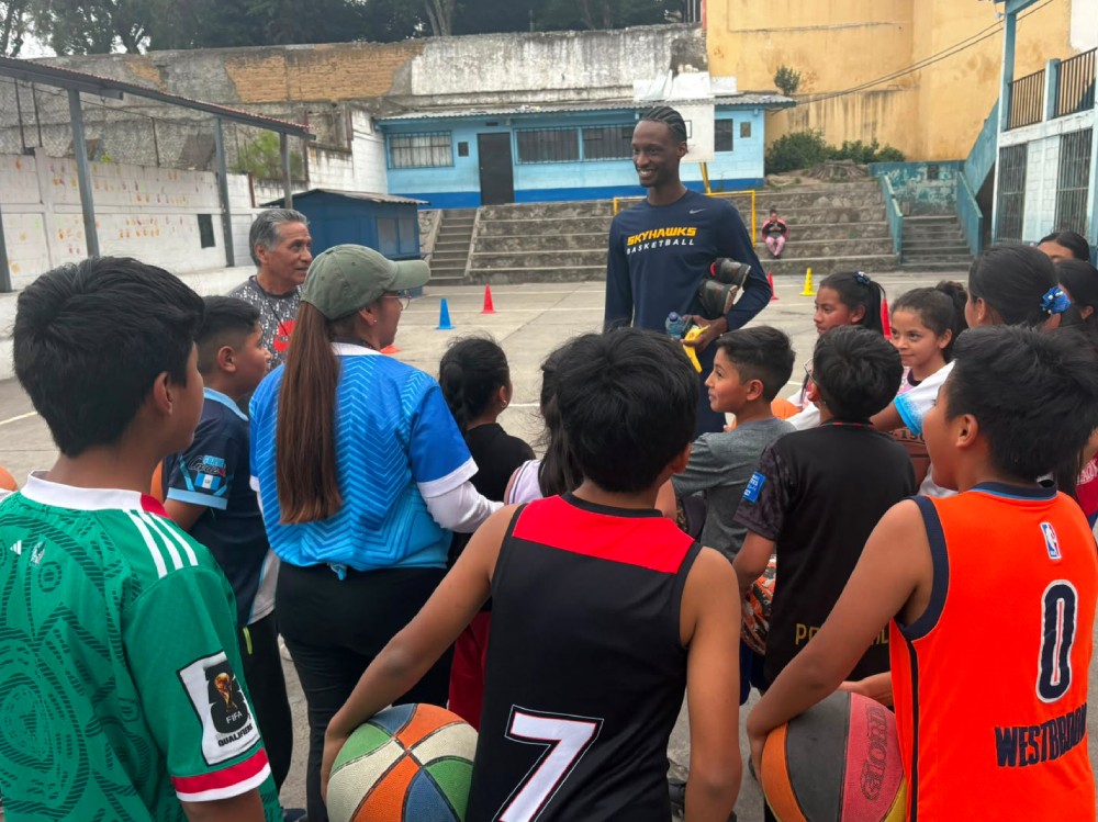 Jugador estadounidense de baloncesto comparte con niños en Quetzaltenango 