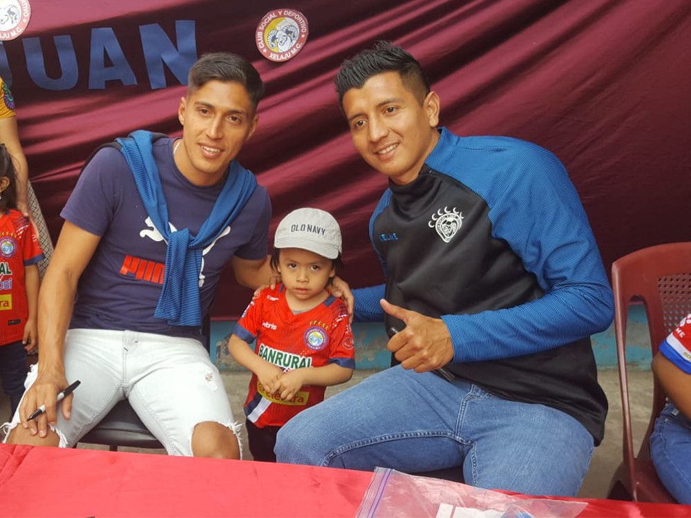 Jugadores de Xelajú apoyan proyecto de instalación de energía eléctrica en escuela