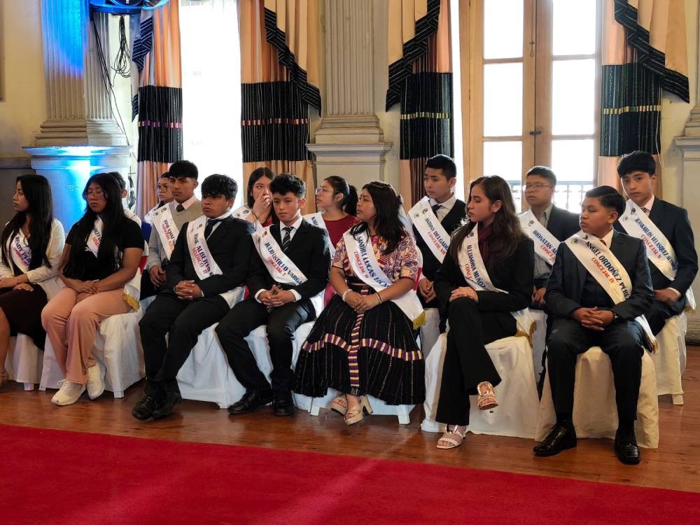 Juramentan a alcaldesa y al onceavo Concejo de Niñez y Adolescencia en Quetzaltenango