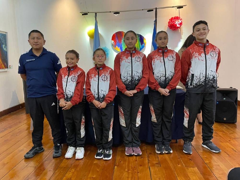 Juramentan a gimnastas de Quetzaltenango que competirán en el Panamericano de Uruguay 