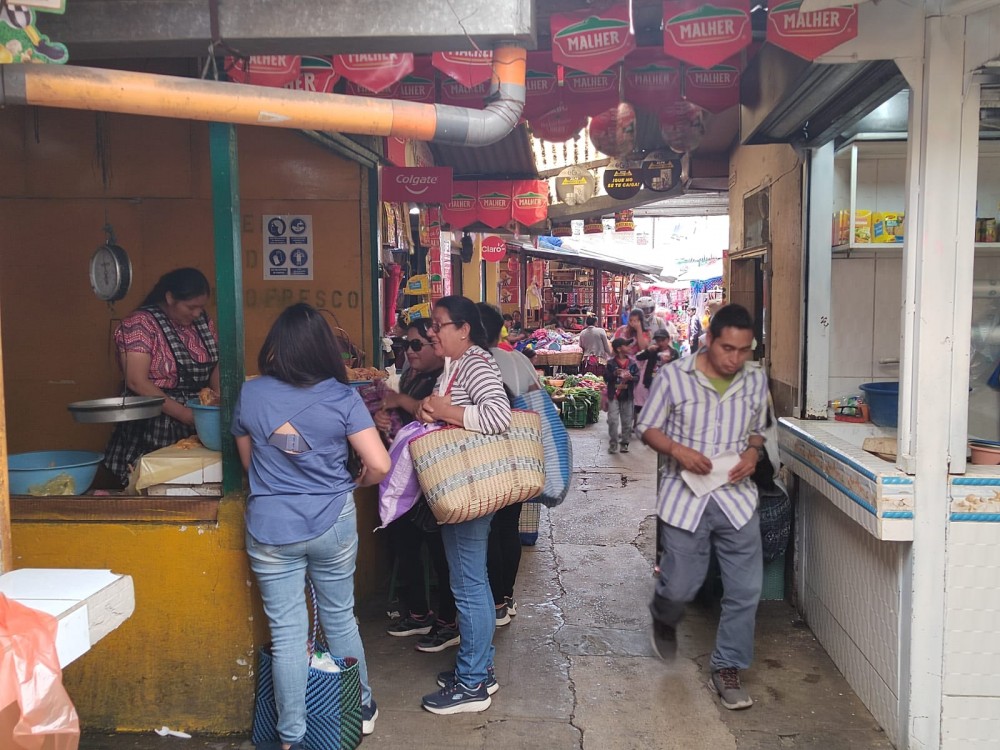 Jóvenes y niños fueron captados robando un teléfono en mercado de Xela