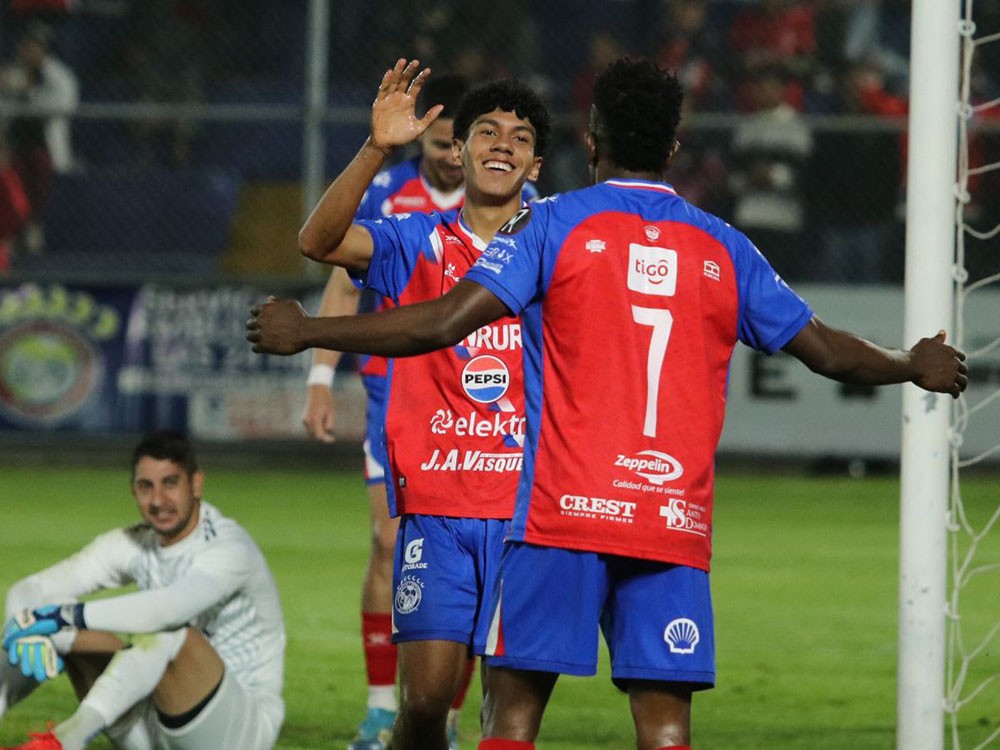 La joya superchiva, Claudio de Oliveira, anota su primer gol oficial con Xelajú