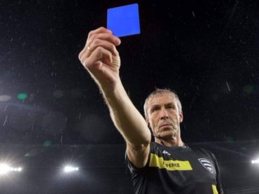 La tarjeta azul llegaría al fútbol profesional 