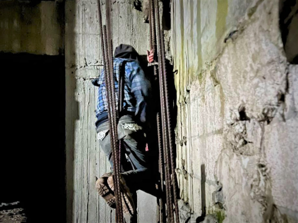 Ladrón queda atrapado entre hierros al intentar huir 