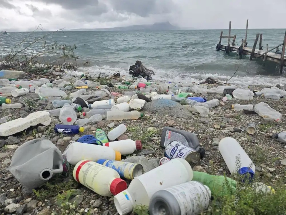 Lagos de Atitlán y Amatitlán quedan llenos de basura tras las fuertes lluvias