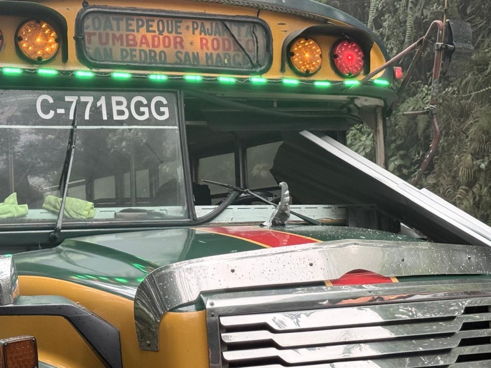 Lámina impacta cabina de bus extraurbano, piloto se salva de milagro