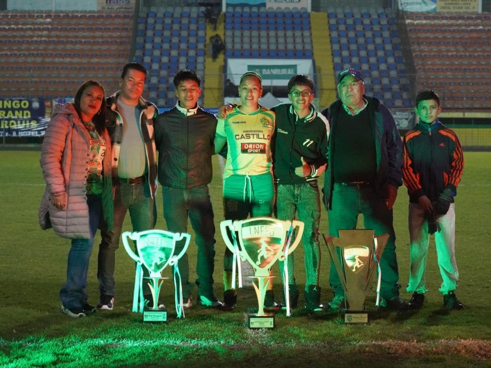 Las campeonas se presentan ante su afición