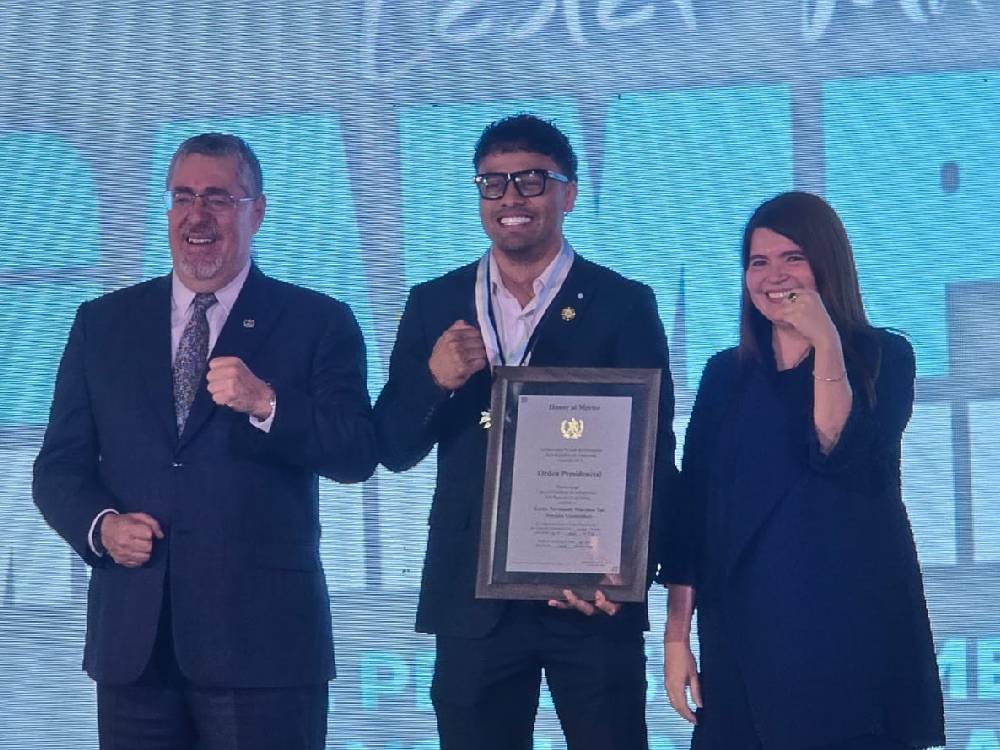 Lester Martínez recibe la Orden Presidencial