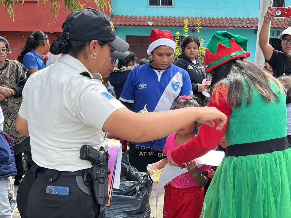 Llevan alegría a niños de Quetzaltenango 