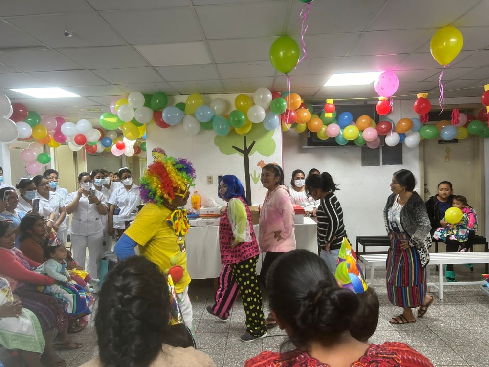 Llevan alegría a niños y niñas internados en el Hospital Regional de Occidente 