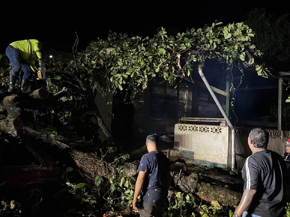 Lluvias y fuertes tormentas dejan viviendas destechadas y cortes de energía en Coatepeque