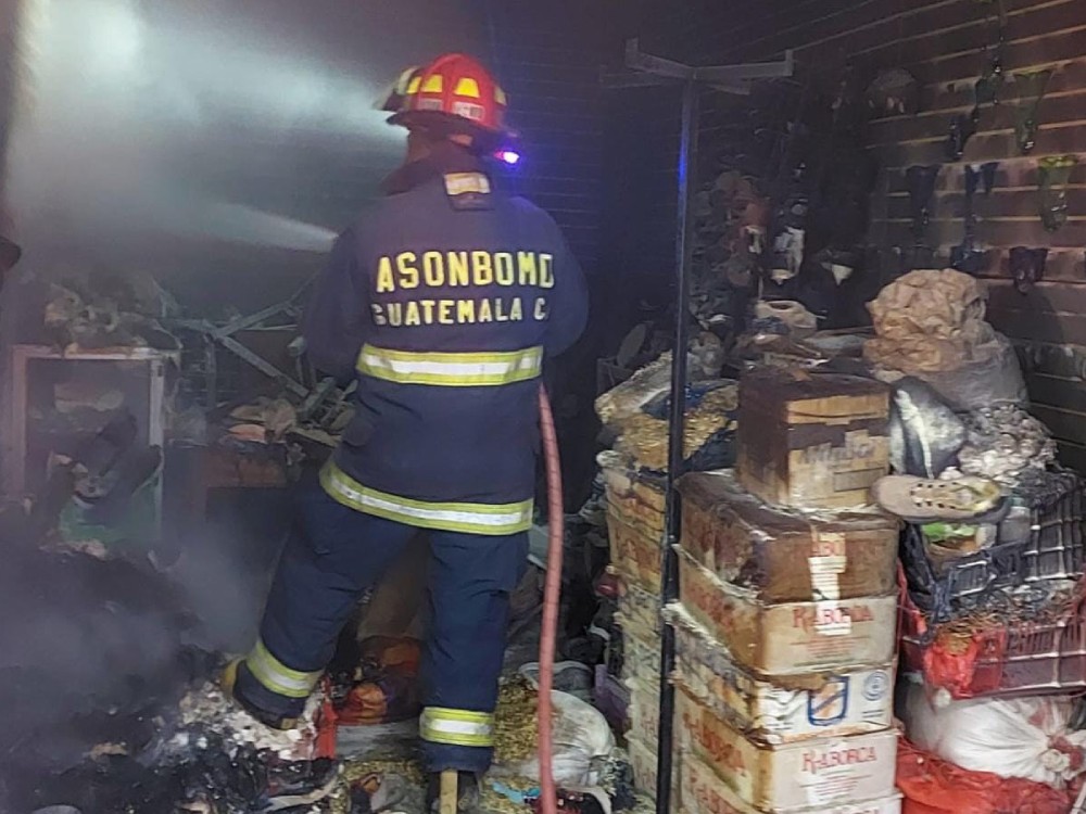Local comercial queda reducido a escombros tras incendio en San Pedro Sacatepéquez