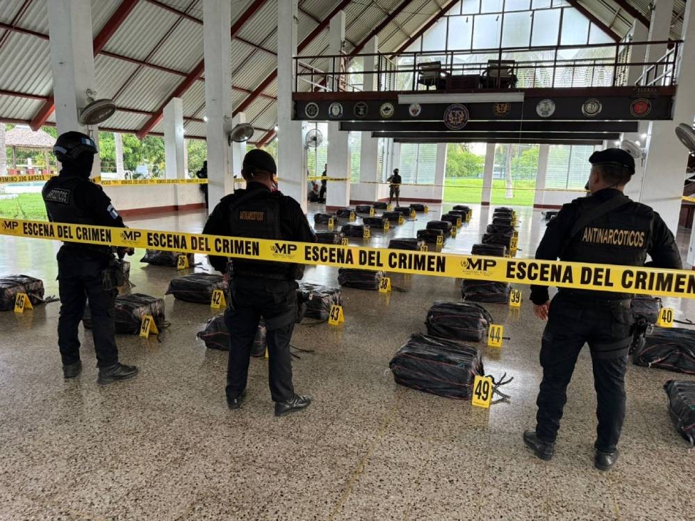 Localizan 1 mil 500 paquetes de cocaína en embarcaciones frente a las costas del Pacífico