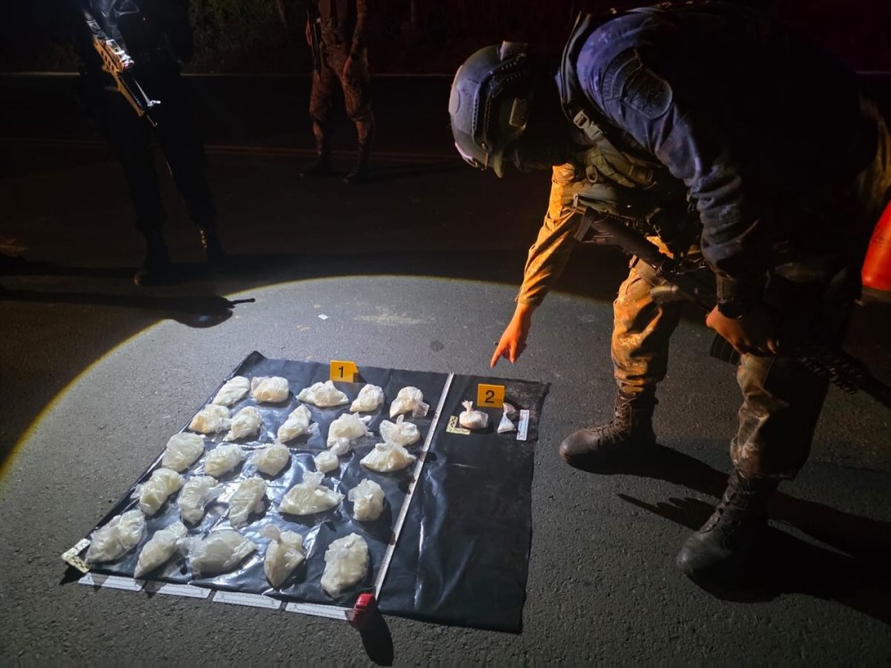 Localizan cocaína en vehículo y capturan a tres personas 
