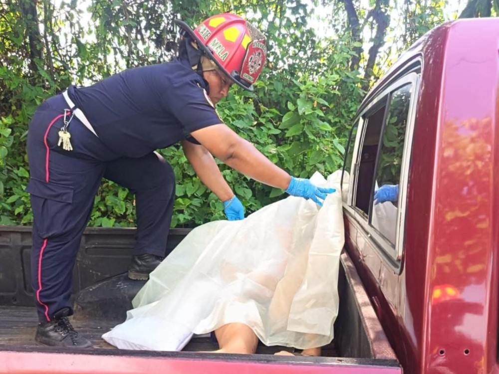 Localizan cuatro cadáveres con heridas de bala, tres de ellas estaban en un picop 