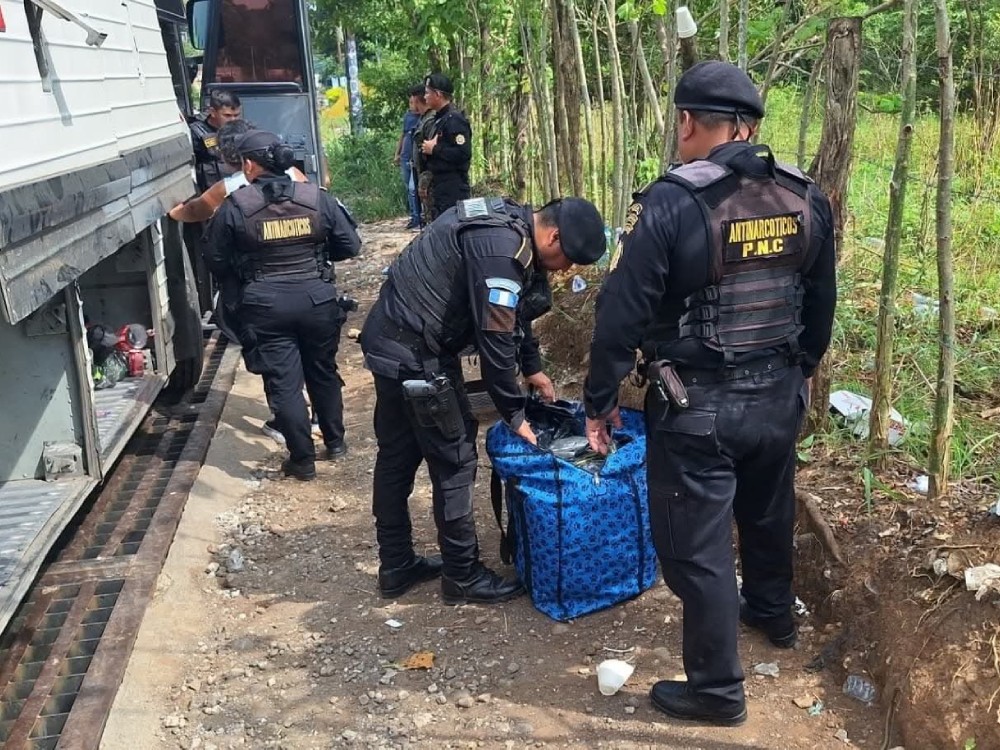 Localizan marihuana en compartimiento oculto de autobús en Retalhuleu