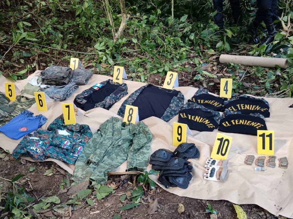 Localizan prendas y armas que serían utilizadas por carteles mexicanos