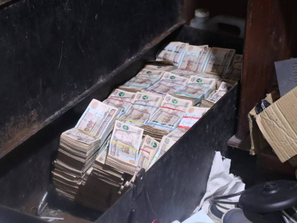 Localizan Q2 millones en guarida vinculada a la mara Salvatrucha