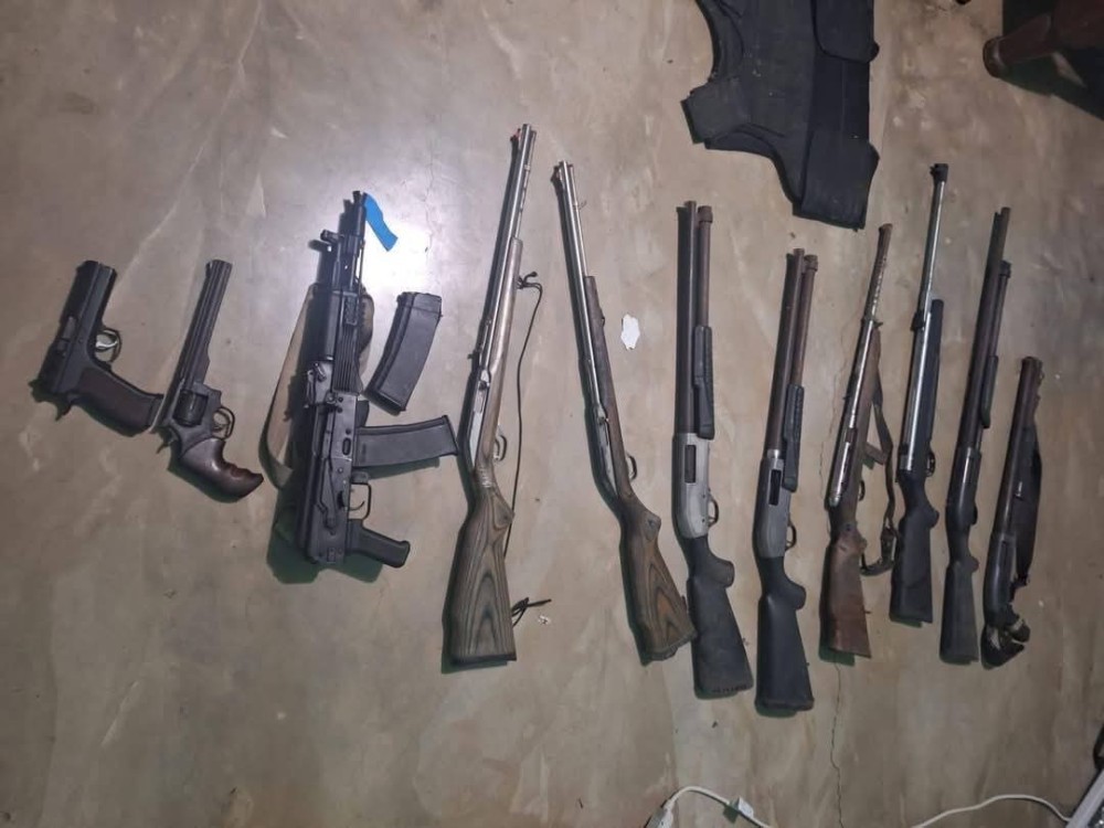 Localizan armas de fuego en tienda donde mujer fue asesinada 