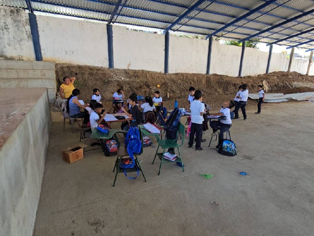 Logran acuerdo: estudiantes de de la escuela del Barrio El Jardín recibían clases a la intemperie