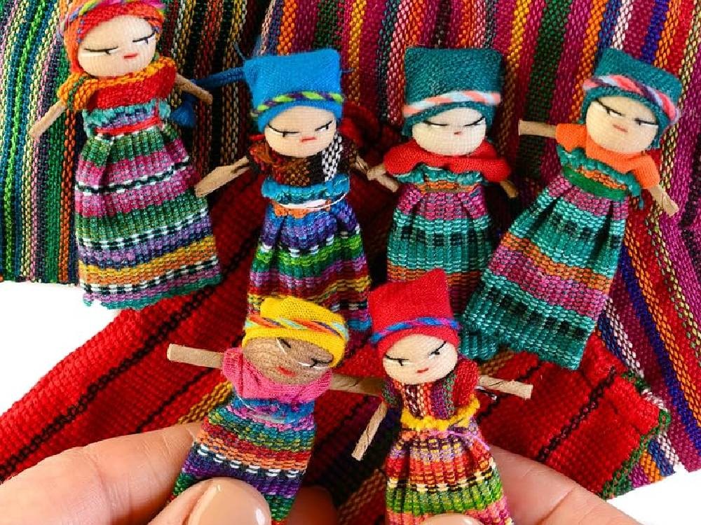 Los muñecos quitapenas: la tradición maya que alivia las preocupaciones nocturnas