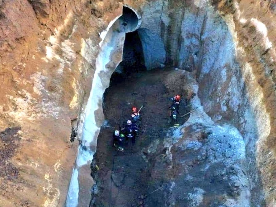 ÚLTIMA HORA: Hallan carro que cayó en el agujero de Villa Nueva y presidente se pronuncia al respecto