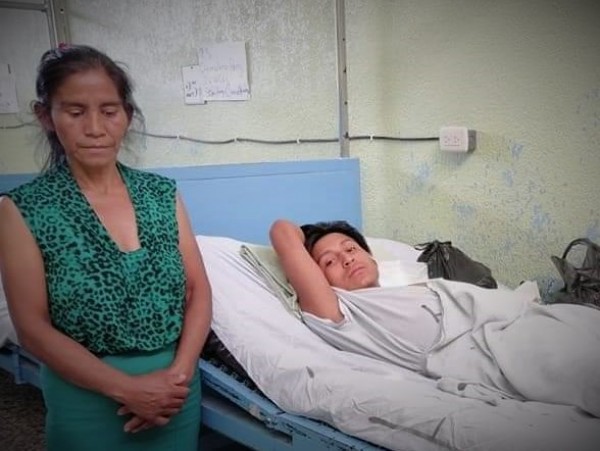 Madre clama por ayuda para operar a su hijo