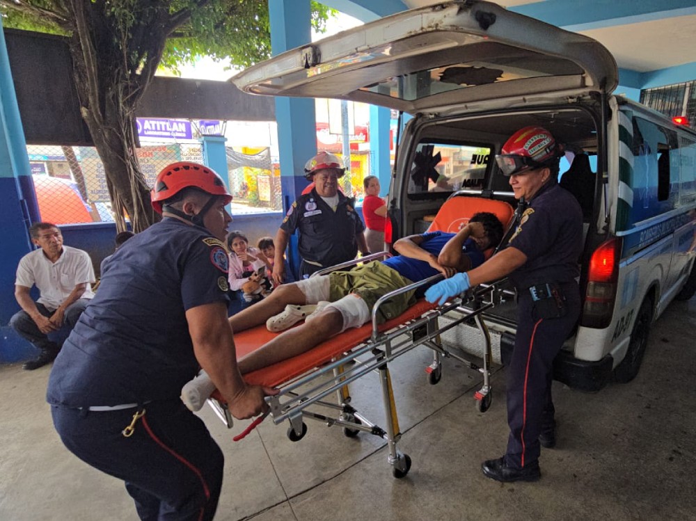 Madre e hijo resultan heridos tras accidente de motocicleta en Coatepeque