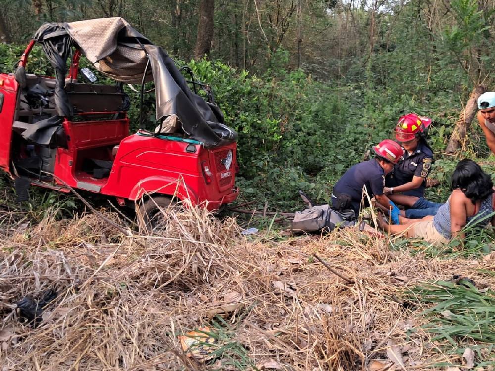 Madre e hijo resultan heridos tras volcar mototaxi en Flores Costa Cuca