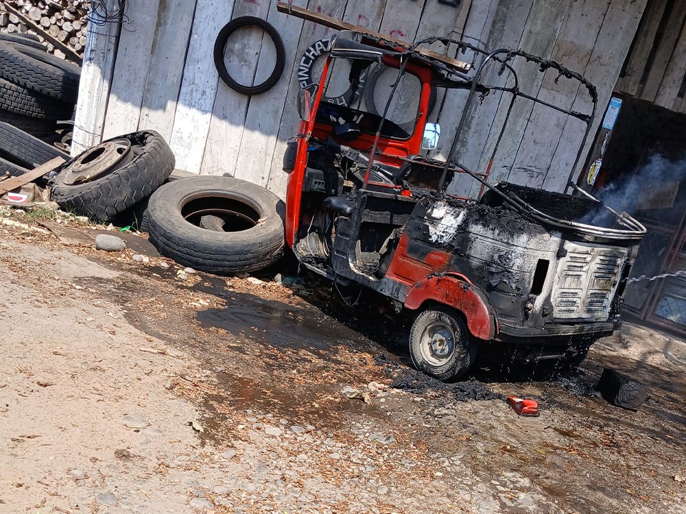 Madre e hijo se lanzan de moto taxi en llamas en la Blanca San Marcos 