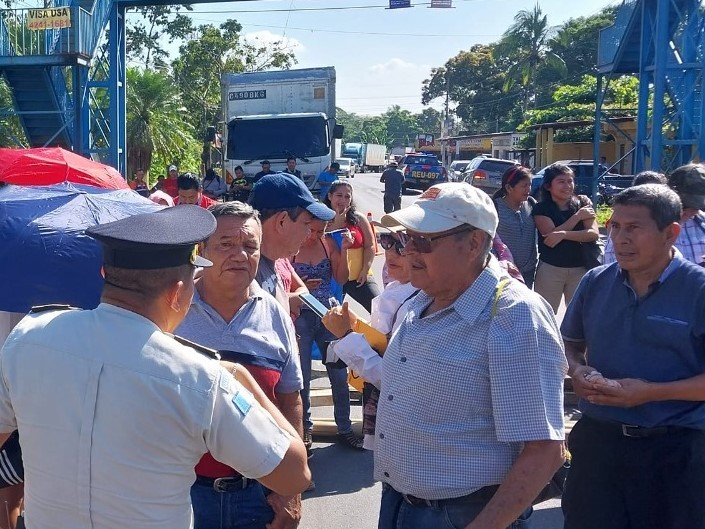 Maestros bloquean ruta a Retalhuleu y exigen ser escuchados