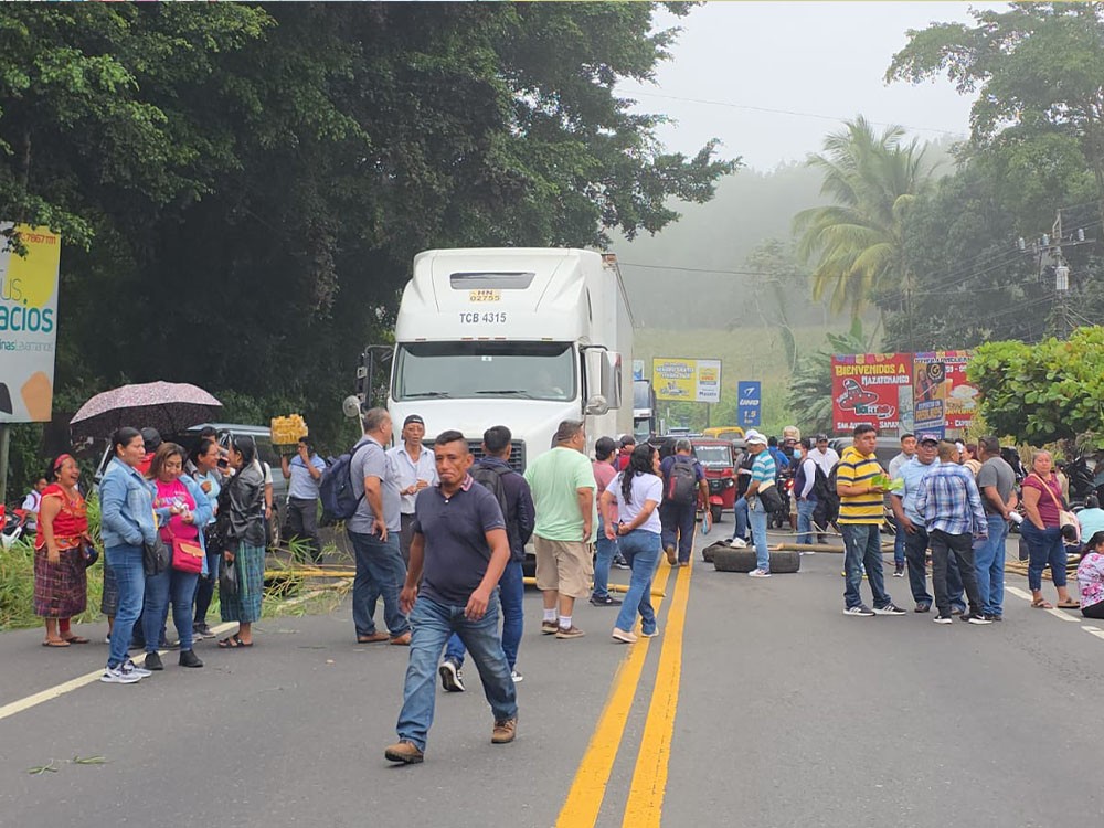 Maestros del STEG bloquean ruta CA-2 en Samayac por falta de diálogo con el Gobierno