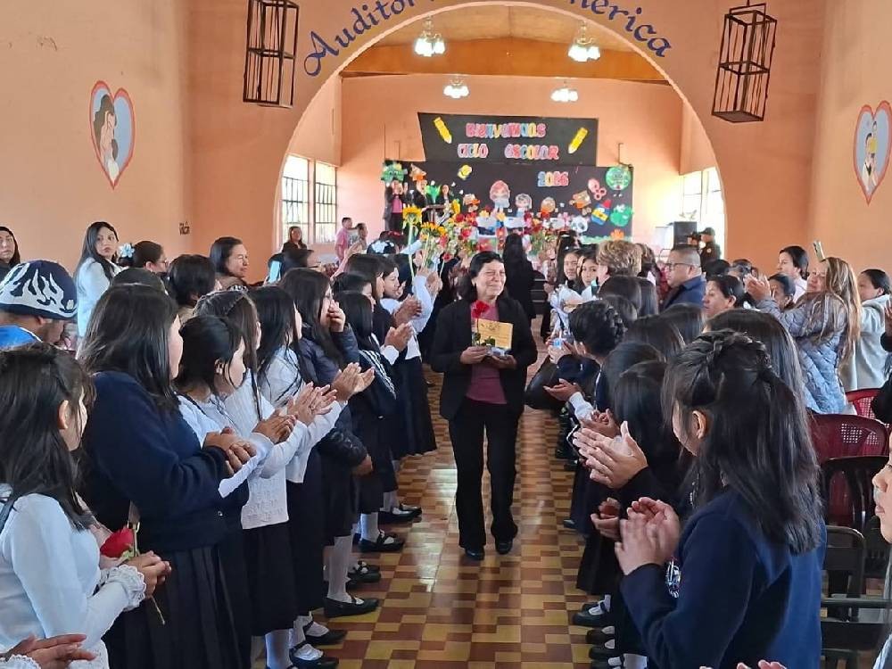 Maestros reciben homenaje luego de concluir su labor de docencia 