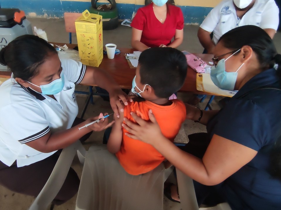 Maestros y Centro de Salud se unen para vacunar a niños