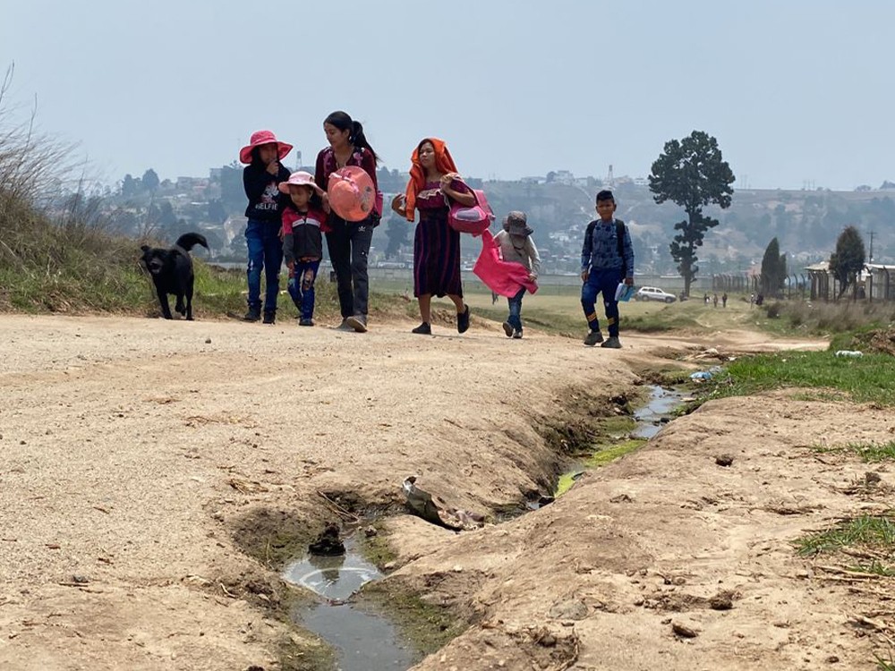 Malos olores que emanan de un drenaje ha provocado que niños de escuela se enfermen 