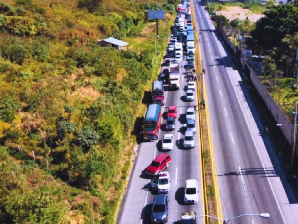 Manifestantes bloquean la ruta al Pacífico y este es el panorama 