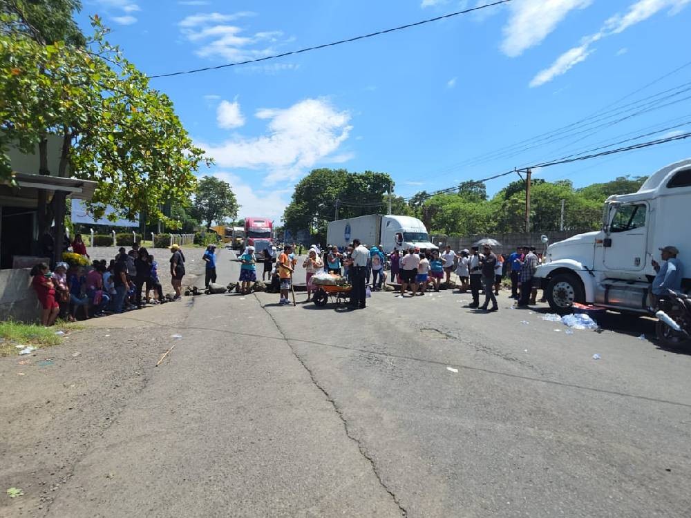 Manifestantes bloquean la ruta CA-2 en Cuyotenango por segundo día consecutivo 