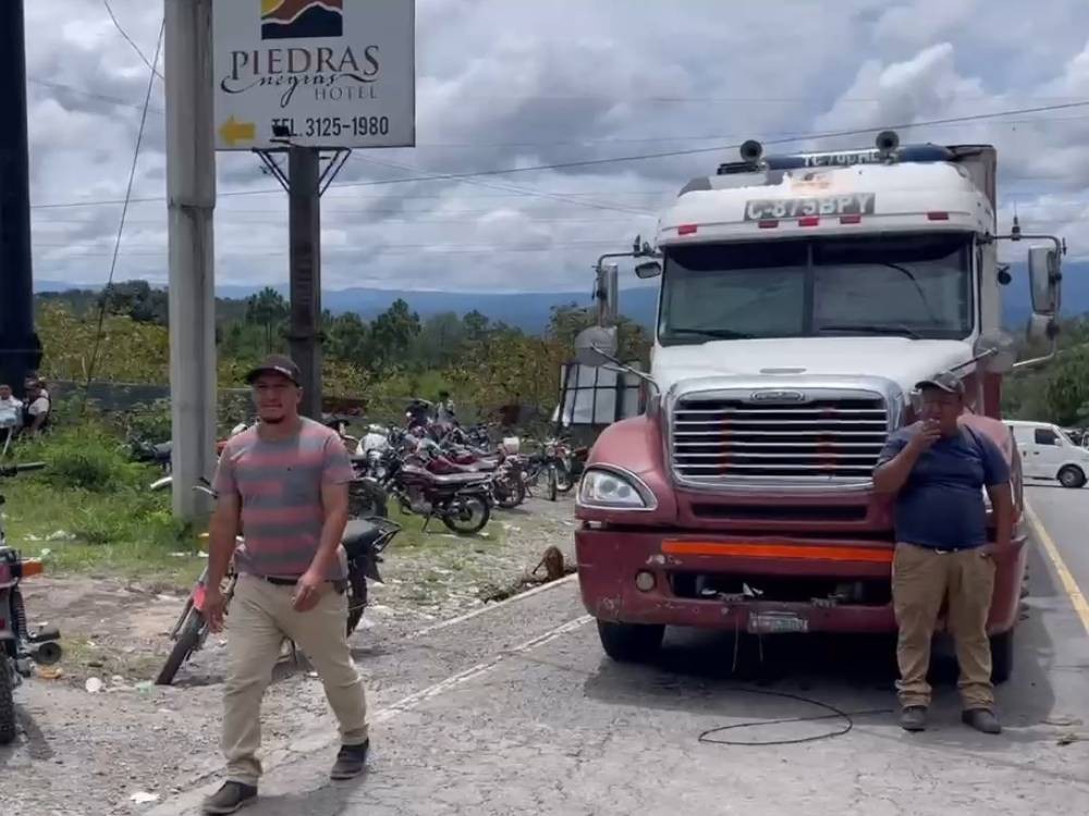 Manifestantes mantienen bloqueos en Huehuetenango para exigir reparación total de tramo carretero