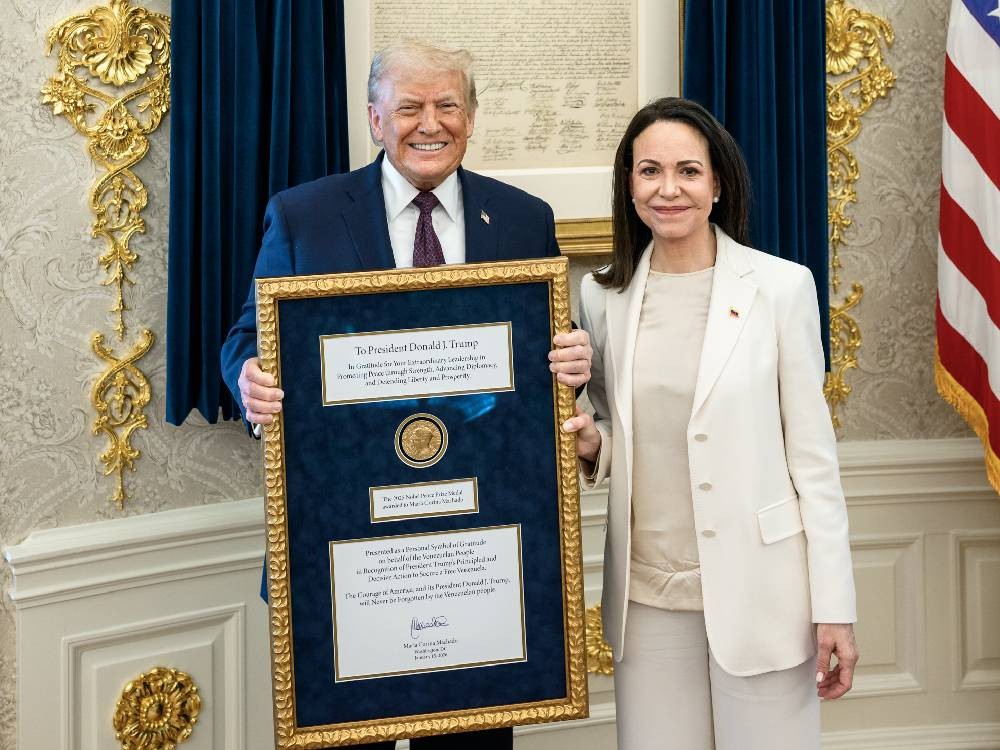 María Corina Machado obsequia la medalla del Nobel a Trump durante visita a la Casa Blanca