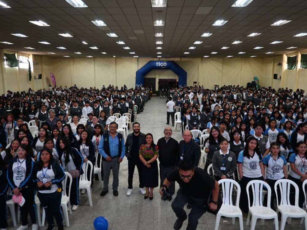 Más de 3 mil estudiantes reciben jornadas sobre uso seguro de redes sociales en Quetzaltenango